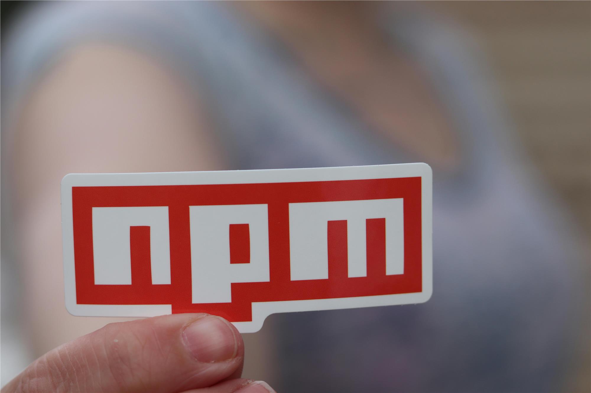 NPM: Geliştirici Dünyasının Sihirli Kutusu - JavaScript Projeleriniz İçin Paket Yönetimi Rehberi